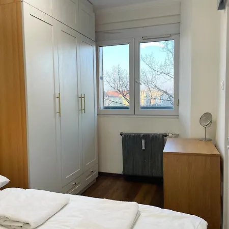 Ac With Metro 3 On Doorsteps, 15mins To Center Apartment